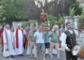 El obispo de Salamanca, José Luis Retana, oficia la misa que conmemora el XXV aniversario de la iglesia de Valdelagua y marca el inicio de las fiestas