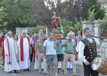 El obispo de Salamanca, José Luis Retana, oficia la misa que conmemora el XXV aniversario de la iglesia de Valdelagua y marca el inicio de las fiestas