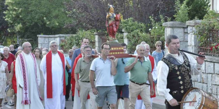 El obispo de Salamanca, José Luis Retana, oficia la misa que conmemora el XXV aniversario de la iglesia de Valdelagua y marca el inicio de las fiestas