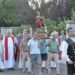 El obispo de Salamanca, José Luis Retana, oficia la misa que conmemora el XXV aniversario de la iglesia de Valdelagua y marca el inicio de las fiestas