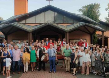 El obispo de Salamanca, José Luis Retana, oficia la misa que conmemora el XXV aniversario de la iglesia de Valdelagua y marca el inicio de las fiestas