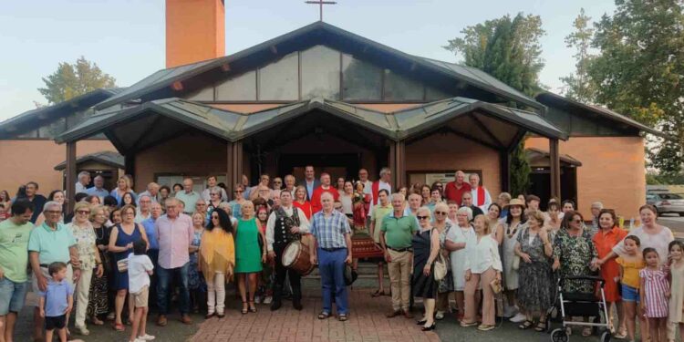 El obispo de Salamanca, José Luis Retana, oficia la misa que conmemora el XXV aniversario de la iglesia de Valdelagua y marca el inicio de las fiestas