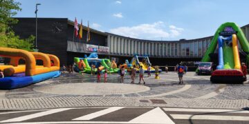 Los más pequeños combaten el calor con los hinchables de agua de la Fiesta del Niño