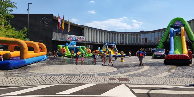 Los más pequeños combaten el calor con los hinchables de agua de la Fiesta del Niño