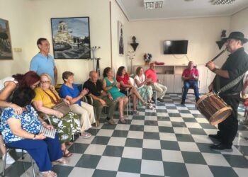 Niños y mayores disfrutan de la convivencia intergeneracional en el Día de los Abuelos