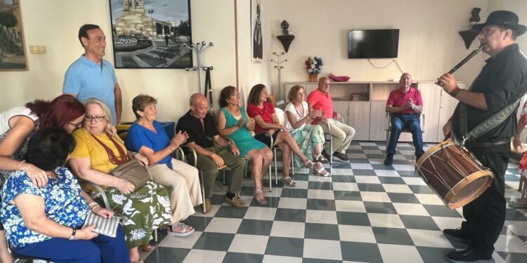 Niños y mayores disfrutan de la convivencia intergeneracional en el Día de los Abuelos
