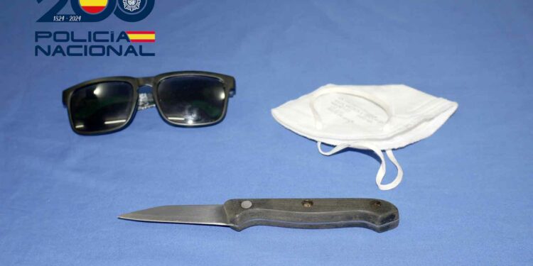 Un varón intenta robar en dos establecimientos amenazando a las empleadas con un cuchillo