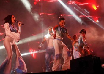 Más de 7.000 personas abarrotan el recinto musical para vibrar con la orquesta La Huella
