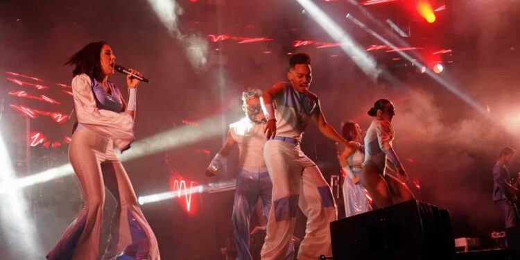 Más de 7.000 personas abarrotan el recinto musical para vibrar con la orquesta La Huella