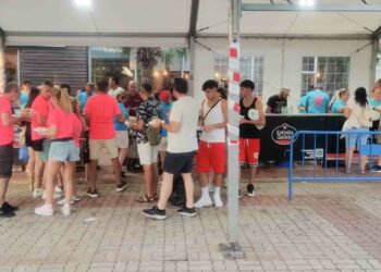 Los vecinos de Santa Marta reponen fuerzas a base de chorizo y panceta a la parrilla