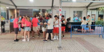 Los vecinos de Santa Marta reponen fuerzas a base de chorizo y panceta a la parrilla