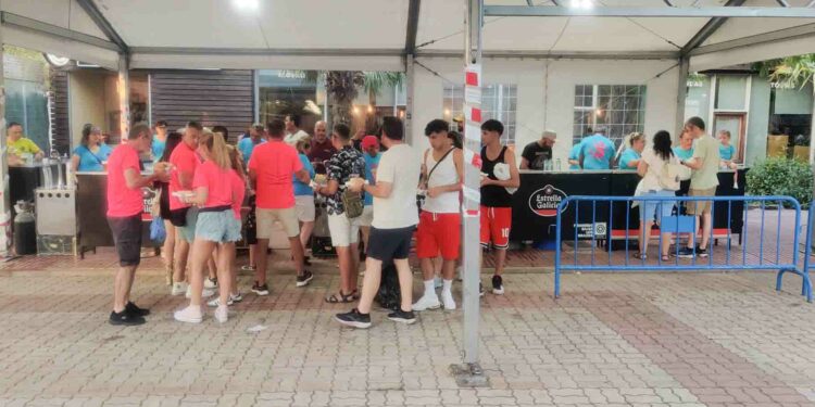 Los vecinos de Santa Marta reponen fuerzas a base de chorizo y panceta a la parrilla