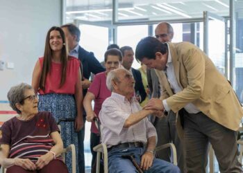 Fernández Mañueco visita la residencia de San Juan de Sahagún en la que se han invertido 22 millones para convertirla en un referente de atención a los mayores