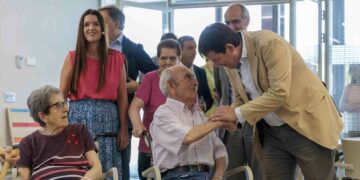 Fernández Mañueco visita la residencia de San Juan de Sahagún en la que se han invertido 22 millones para convertirla en un referente de atención a los mayores