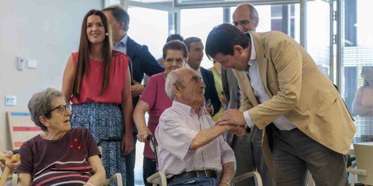 Fernández Mañueco visita la residencia de San Juan de Sahagún en la que se han invertido 22 millones para convertirla en un referente de atención a los mayores