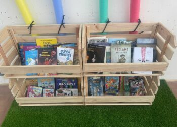 La biblioteca de verano acerca la lectura a los usuarios de la piscina