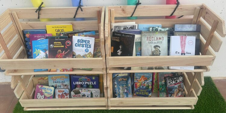 La biblioteca de verano acerca la lectura a los usuarios de la piscina