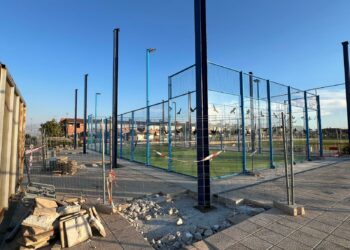 Comienza el cerramiento de la pista de pádel situada en el campo de fútbol de Cabrerizos