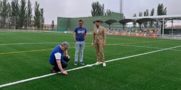 El campo de fútbol de Carbajosa ya luce el nuevo césped artificial