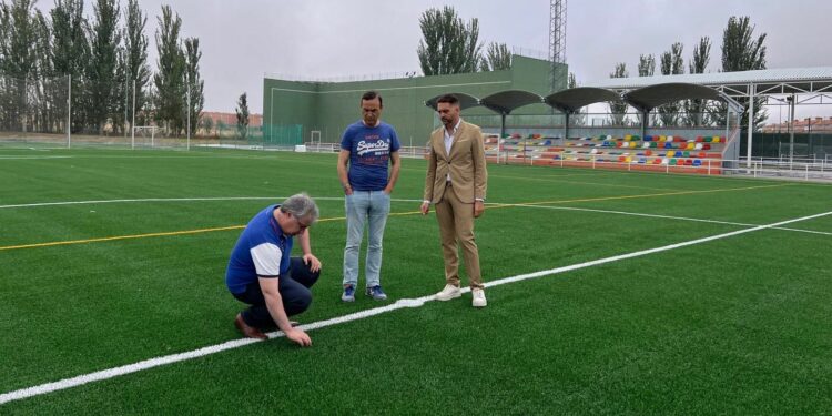 El campo de fútbol de Carbajosa ya luce el nuevo césped artificial