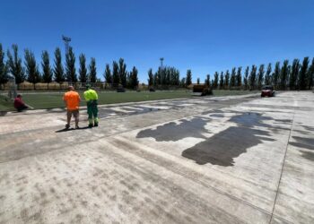 Carbajosa inicia la renovación del césped artificial de última generación en el campo de fútbol