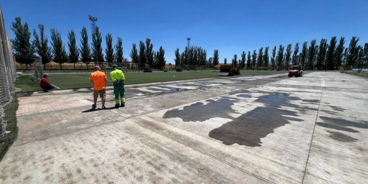 Carbajosa inicia la renovación del césped artificial de última generación en el campo de fútbol