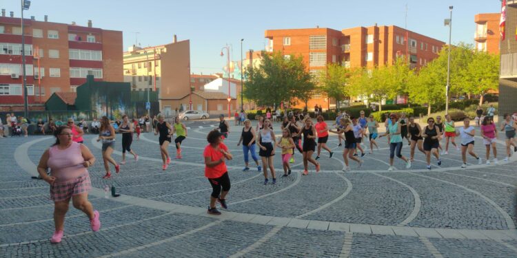 Música, baile, ritmo y coreografías en la master class de zumba