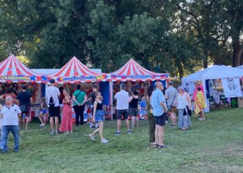 Las casetas de juego, música en directo y espectáculo pirotécnico ponen el broche final a la IV Feria del Comercio de Santa Marta