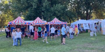 Las casetas de juego, música en directo y espectáculo pirotécnico ponen el broche final a la IV Feria del Comercio de Santa Marta