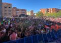 ¡Estalla la fiesta en Santa Marta! Más de 3.000 peñistas inauguran las fiestas al ritmo de la música y envueltos en polvos de colores