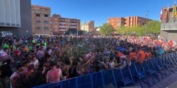 ¡Estalla la fiesta en Santa Marta! Más de 3.000 peñistas inauguran las fiestas al ritmo de la música y envueltos en polvos de colores