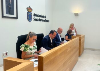 La necesidad de profesionales sanitarios para cubrir el verano centra el debate del pleno de Santa Marta