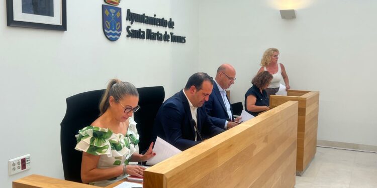 La necesidad de profesionales sanitarios para cubrir el verano centra el debate del pleno de Santa Marta