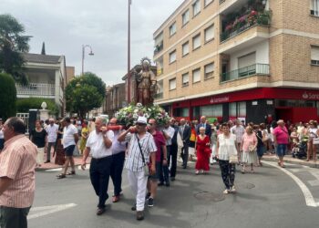 Cientos de vecinos arropan a la Patrona de Santa Marta en su día grande