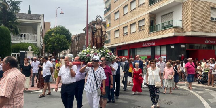 Cientos de vecinos arropan a la Patrona de Santa Marta en su día grande