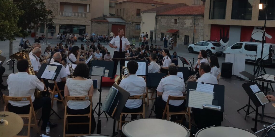 Los sones de la Banda de Música de Villamayor llenan una nueva noche de verano
