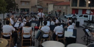 Los sones de la Banda de Música de Villamayor llenan una nueva noche de verano