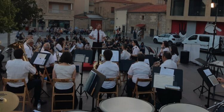 Los sones de la Banda de Música de Villamayor llenan una nueva noche de verano
