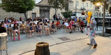Los cuentos de siempre y el reciclaje se funden en el inicio de las ‘Noches de Verano’ de Villamayor