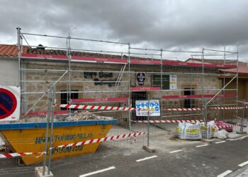 Los alumnos de la AFE ‘Pintura y Conservación’ acometen la reforma de la sede de los scouts de Villares en la antigua casa del médico