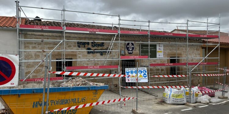 Los alumnos de la AFE ‘Pintura y Conservación’ acometen la reforma de la sede de los scouts de Villares en la antigua casa del médico