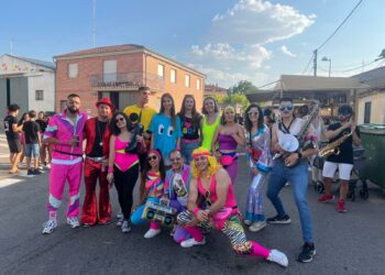 Las peñas ochenteras ponen la nota de color al estallido festivo en Castellanos