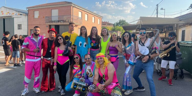 Las peñas ochenteras ponen la nota de color al estallido festivo en Castellanos