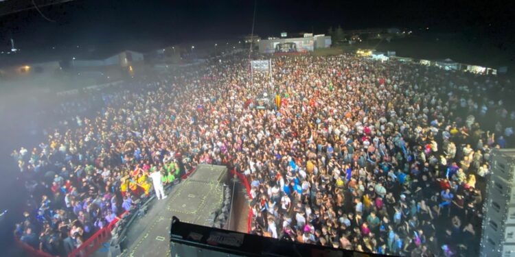 La verbena de la Orquesta La Misión, el acto más multitudinario de las fiestas de Castellanos con 10.500 asistentes