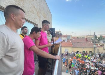 El campeón paralímpico Alberto Mangas recibe el cariño y reconocimiento de su pueblo en el inicio festivo