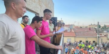 El campeón paralímpico Alberto Mangas recibe el cariño y reconocimiento de su pueblo en el inicio festivo