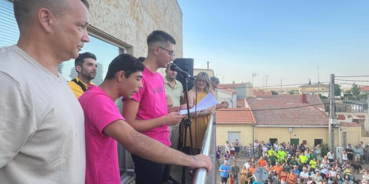 El campeón paralímpico Alberto Mangas recibe el cariño y reconocimiento de su pueblo en el inicio festivo