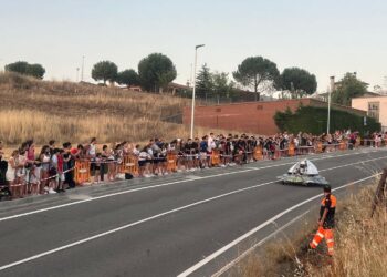 3.000 personas disfrutan de la divertida y desafiante carrera de los Autos Locos en Carbajosa