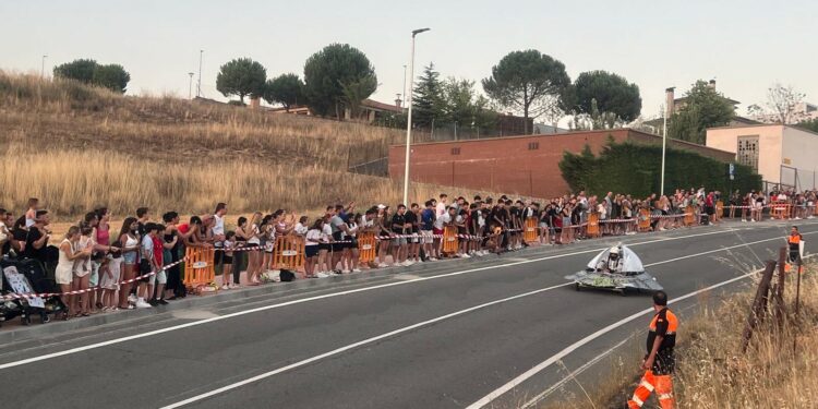 3.000 personas disfrutan de la divertida y desafiante carrera de los Autos Locos en Carbajosa