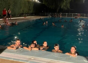 Más de un centenar de jóvenes de Carbajosa se refrescan en la ‘pool party’